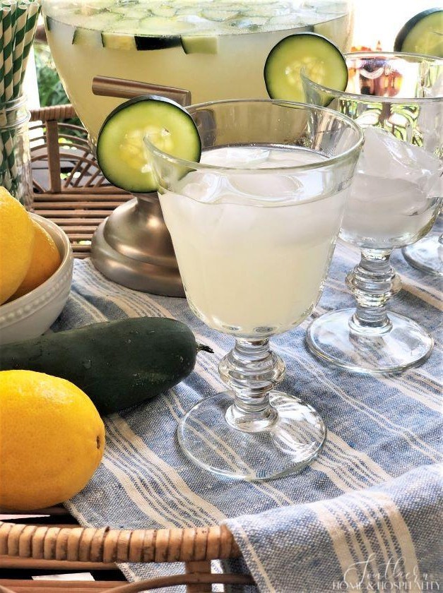 Skinny Sparkling Cucumber Lemonade Cocktail