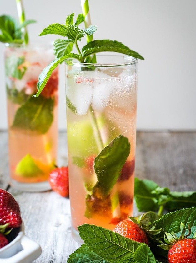 Skinny Strawberry Mojito