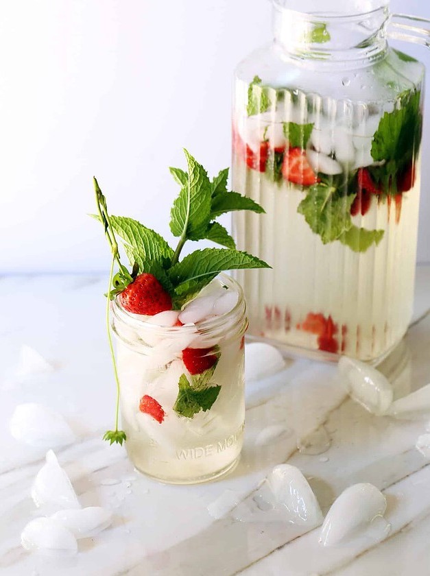 Strawberry Mint White Wine Spritzer