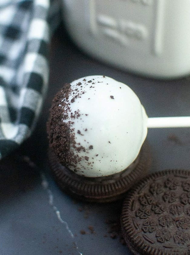 Starbucks Cookies and Cream Cake Pops