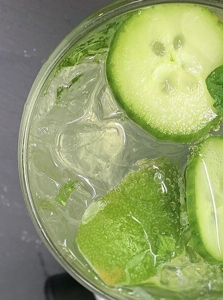 Sparkling Cucumber Cooler With Gin